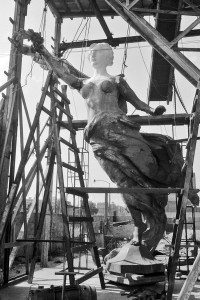 JUAN GUZMÁN, Monumento al Ángel de la Independencia en reconstrucción con el escultor José María Fernández Urbina, Ciudad de México, México, 1958, de la colección Juan Guzmán