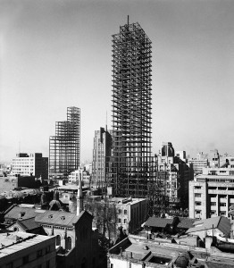 JUAN GUZMÁN, Construcción de la Torre Latinoamericana, Ciudad de México, México, 1950, de la colección Juan Guzmán