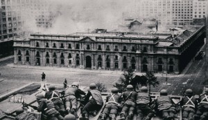 ENRIQUE ARACENA, El Palacio de La Moneda bombardeado en el golpe de Estado encabezado por Augusto Pinochet, el 11 de septiembre de 1973, Santiago de Chile, Chile, 1973, de la colección Fondo Fundación Televisa
