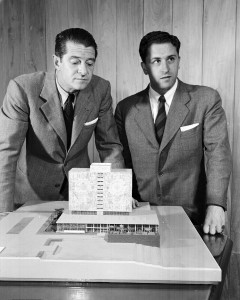 JUAN GUZMÁN, Los arquitectos Juan Martínez de Velasco y Juan O´Gorman con la maqueta de la biblioteca de Ciudad Universitaria, México, 1951,